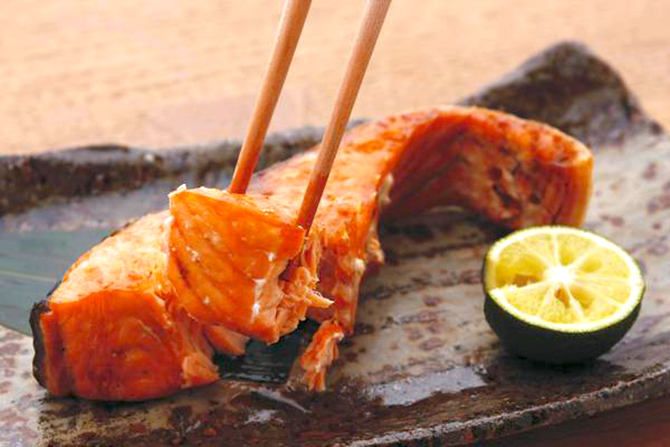 細川モモ アスタキサンチンを豊富に含む鮭で エイジレスな身体づくりを 野菜宅配 有機野菜をお探しの方はこちら 大地を守る会