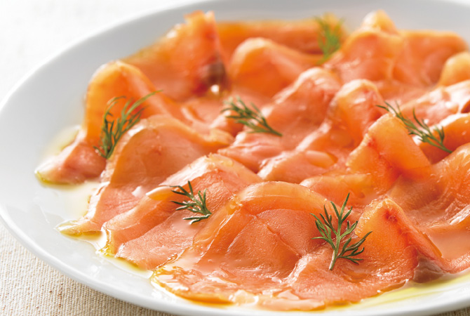 スモークサーモンといっても、じつは原料に違いがあります。あなたがいつも食べているのは、鮭？サーモン？