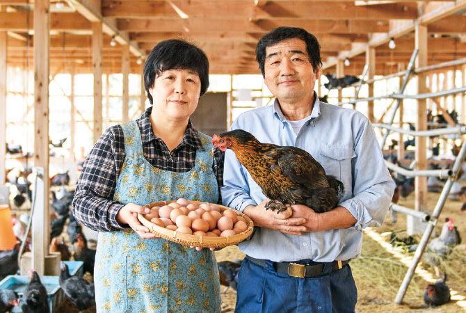 本田孝夫さん（写真右）と 輝美さん（写真左） 「2014年の大雪被害で倒壊した鶏舎も、ようやく再建できました。義援金をいただいた会員の皆さんには、改めて感謝申し上げます。 これからも良い卵をお届けすることで、恩返ししていきたいと思います」