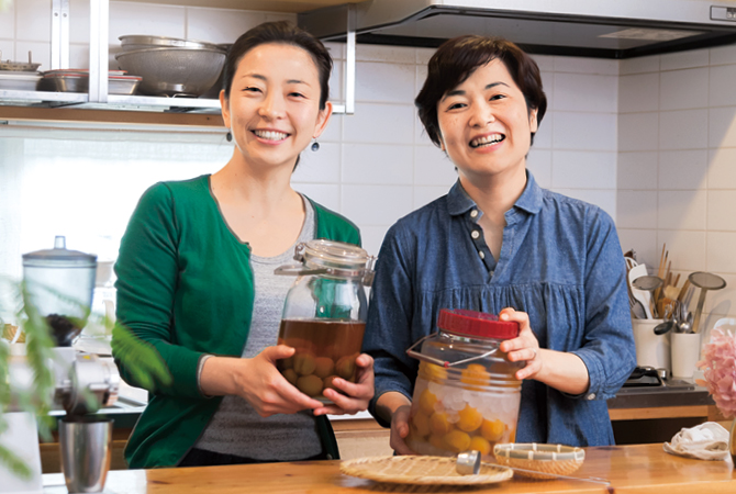 毎年、梅しごとをかかさないという、大地宅配社員・松﨑恵津子（左）と迫田明香（右）。今年の梅しごとを終えた後は、昨年作った梅酒で乾杯！