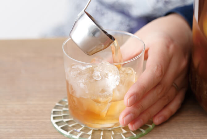 ④お酒が好きな石坂さんは、ロックで飲むのが定番。