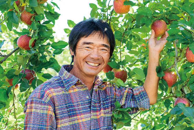 原俊朗さんは全国からりんご栽培関係者が視察に訪れるほど熟練した技術を持つ、りんごの達人生産者