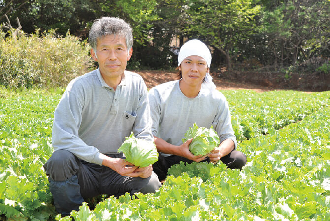 茨城県坂東市 飯塚一実さん（左）と息子の雅弘さん（右）