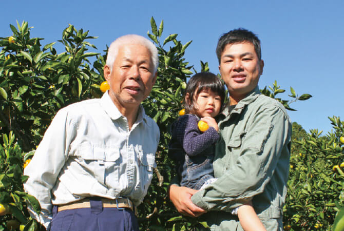お父さんの敬さんと、娘さんのみず希ちゃんを抱く川端宏幸さん