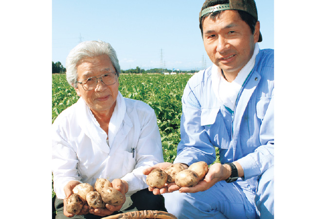 北海道江別市 金井修一さん（右）と父親の正さん