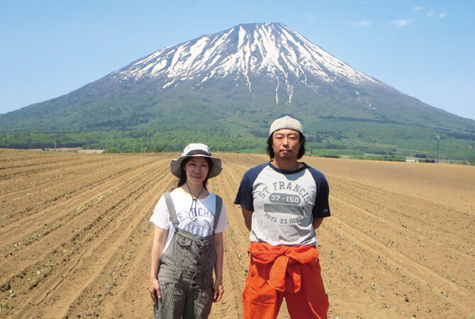 『北海道のブロッコリー』の生産者、ベジタブルワークス佐々木伸さん（右）とおつれあいの千亜希さん