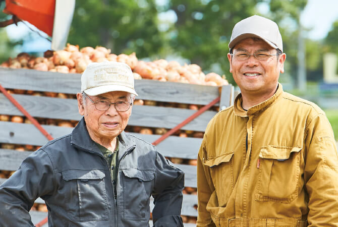 北海道の玉ねぎ生産者、北海道札幌市 大作幸一さんと息子の淳史さん（右）