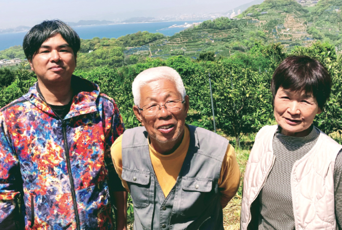 はっさくの生産者、川端宏幸さん（左）、敬さん（中央）、多重子さん（右）（和歌山県海南市）