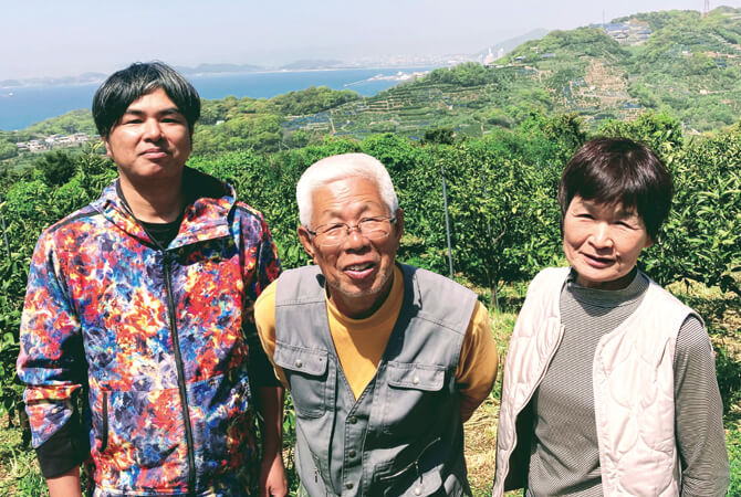 極早生温州みかん生産者、川端宏幸さん(左)、敬さん(中央)、多重子さん(右)(和歌山県海南市)