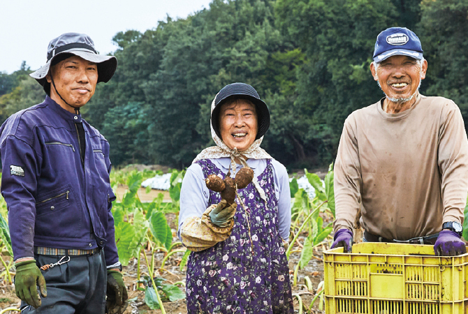 里芋生産者、吉沢重造さん(右)とご家族の皆さん(埼玉県川越市)