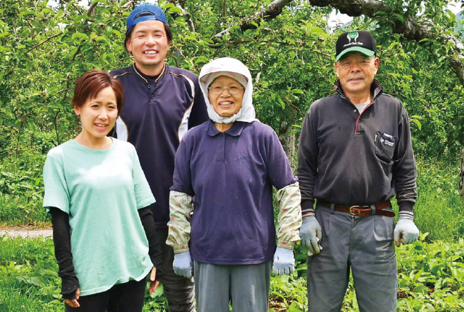 つがる(早生りんご)の生産者、新農業研究会 山形裕介さんご夫婦と、父親の文雄さんご夫婦(青森県平川市)