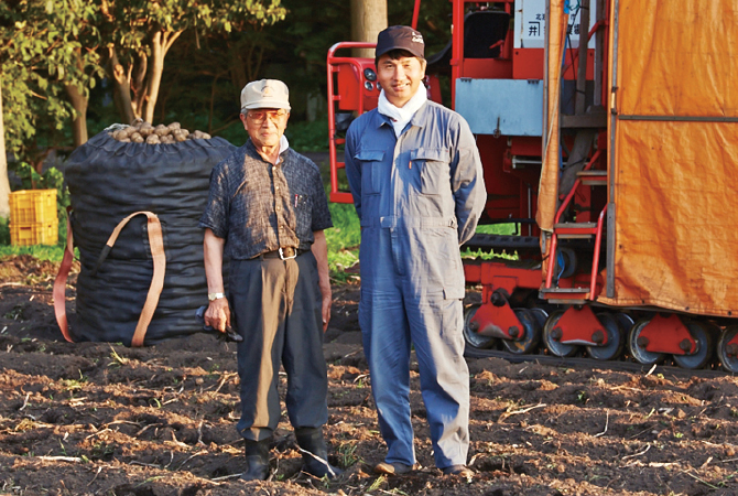 北海道のじゃがいも生産者、金井修一さん(右)と、お父様の正さん(北海道江別市)