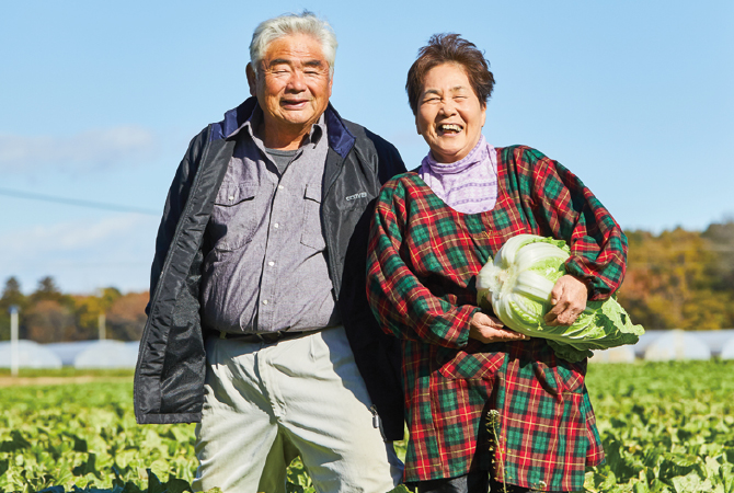 白菜の生産者、小野寺孝一さんとおつれあいのきよ子さん(茨城県八千代町)